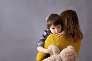 چگونه اضطراب در کودکان می‌تواند بر رشد و یادگیری آن‌ها تاثیر بگذارد؟